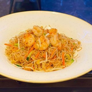 32. Spaghetti di riso saltati con gamberi, verdura e uova