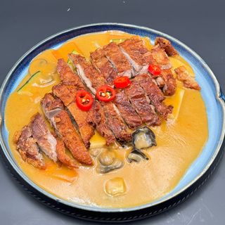 88. Anatra croccante con verdura in latte di cocco e curry rosso Thai