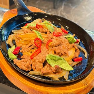 66. Vitello con cipolla in salsa tailandese alla piastra