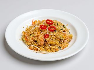 23. Riso alla tailandese con gamberi, verdura e uova dolce e piccante