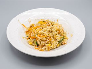 24. Riso saltati con pollo, verdura, ananas e uova