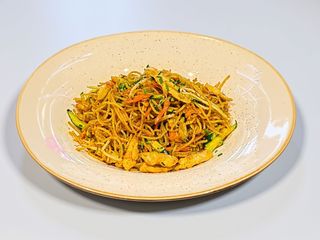 28. Spaghetti saltati con pollo, verdura, curry e uova