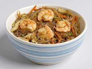 33. Spaghetti di soia con gamberi e verdura