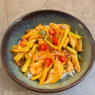 38. Riso bianco con carne di pollo, verdura e salsa piccante