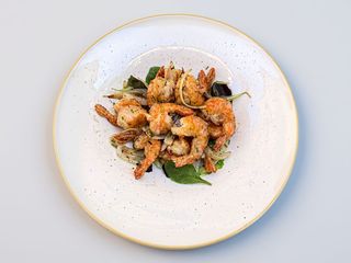 58. Gamberi al sale, pepe e insalata