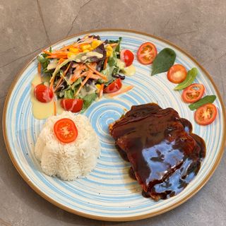 51. Salmone alla griglia in salsa teriyaki con insalata e riso bianco