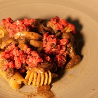 Fusillone di Gragnano con funghi, crema di tartufo e tartare di marchigiana