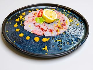 Carpaccio di gambero rosa di Sicilia con polvere di fragole