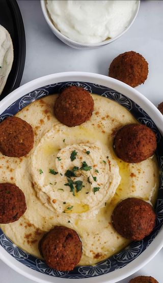 Piatto hummus classico con falafel
