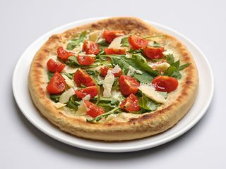 Pizza, rucola, pomodorini freschi
