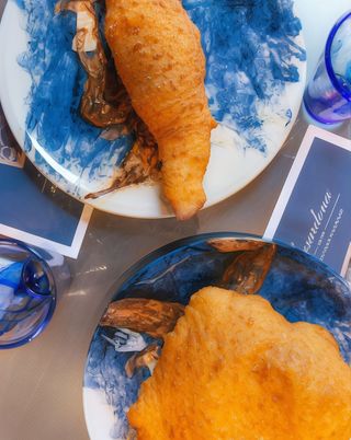 Panino con salame piccante e mozzarella fiordilatte