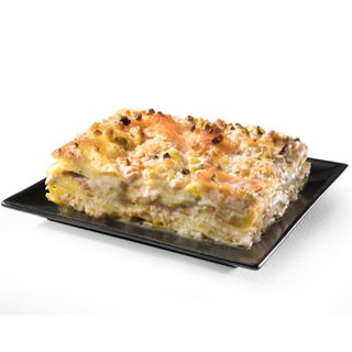 Lasagna con salmone, robiola e granella di pistacchi