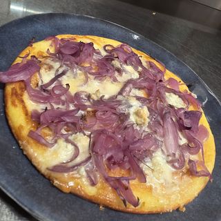 Farinata con gorgonzola e cipolla