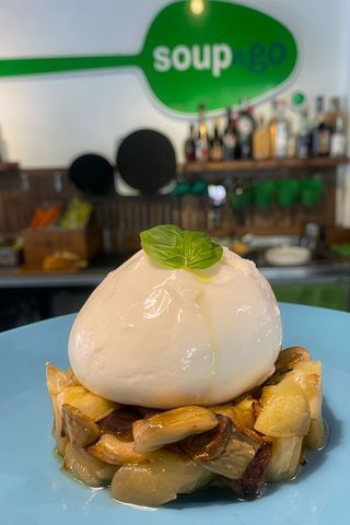 Burrata con melanzane al pesto, basilico e olio Evo