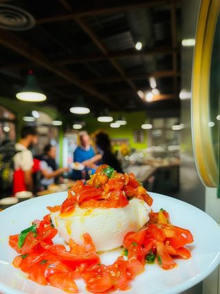 Bufala con pomodorini, basilico, aglio, scorza di limone e olio Evo