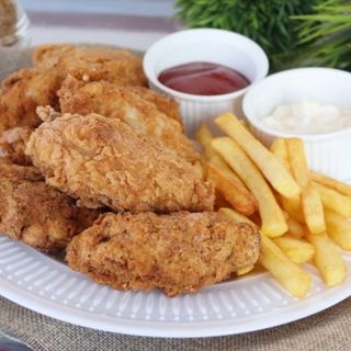 Pollo fritto e patatine fritte 