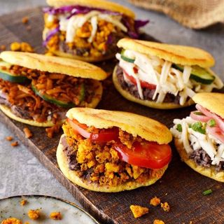 AREPA AL FORMAGGIO E CARNE PICADA