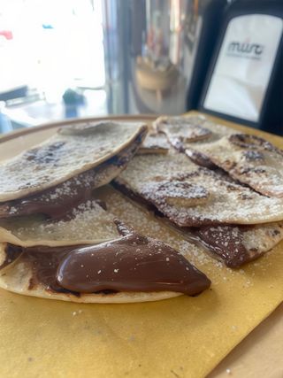 Nutella e granella di nocciole