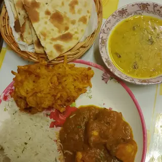 Menu vegetariano 3 Parsone. Antipasti missto 10 pizzs. 2 Riso bianco. 1 Mix veg curry . 1 Paneer Butter Masala. 1 Aloo Gobhi. Butter Naan 2 Pizzs. Coca Cola 3 Pizzs. 1 Salsa menta
