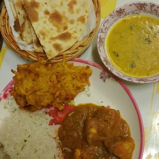 Menu vegetariano 3 Parsone.    Antipasti missto 10 pizzs. 2 Riso bianco.  1 Mix veg curry . 1 Paneer Butter Masala. 1 Aloo Gobhi.  Butter Naan 2 Pizzs. Coca Cola 3 Pizzs. 1 Salsa menta 