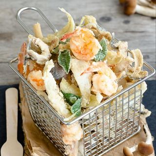 Frittura di pesce con patatine e verdure fritte