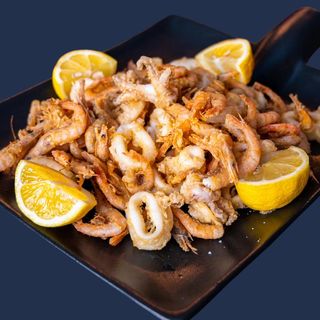Frittura di pesce con calamari e gamberi