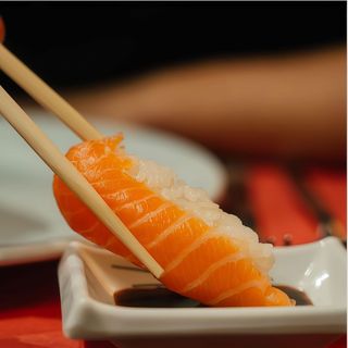 31 Salmon nigiri