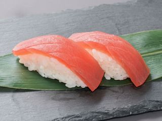 32 Maguro nigiri