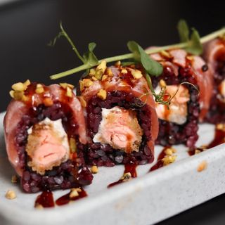 372 URAMAKI BLACK SALMONE FRITTO