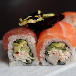 356 URAMAKI RAINBOW ROLL