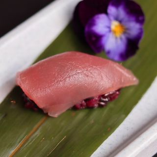 65 Nigiri black maguro