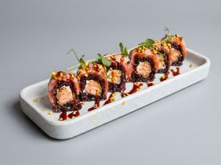 372 URAMAKI BLACK SALMONE FRITTO