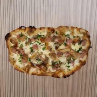 2-Pinsa Crema di tartufo, mozzarella, porcini, prezzemolo, pangrattato