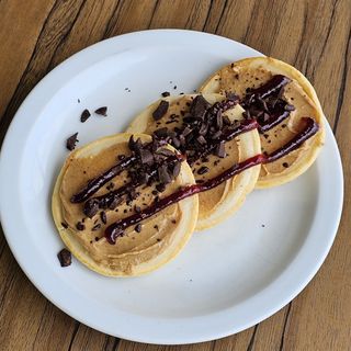 Pancakes Proteici Burro d’Arachidi, Marmellata ai Frutti di Bosco e Fondente a Scaglie.