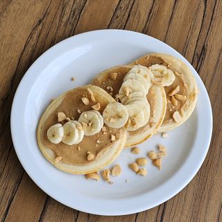 Pancakes Proteici Burro d’Arachidi, Banana e Granella di Arachidi.