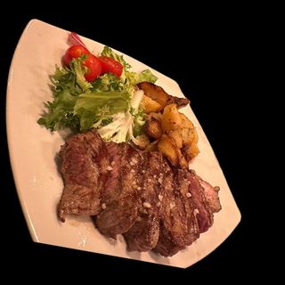 Tagliata di manzo con rosmarino e patate al forno