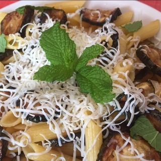 Pasta fredda con zucchine e ricotta salata