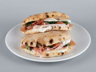 Puccia con crudo spinaci e mozzarella