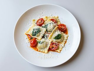 ravioli ricotta e spinaci al pomodoro
