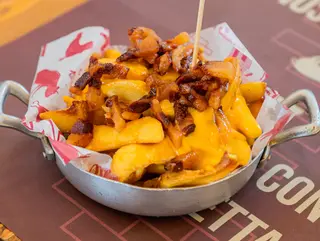 Chips con fonduta di formaggio e bacon croccante