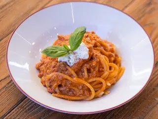 Spaghettone al ragù siciliano