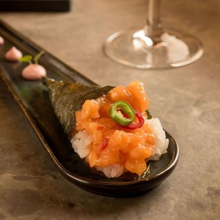 Temaki spicy salmon