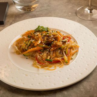 Spaghetti di soia con manzo e verdure di stagione