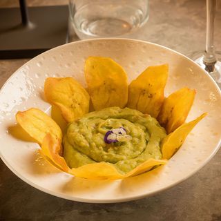 chips di platano e guacamole