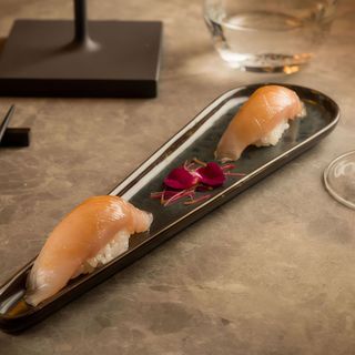 2 nigiri di ricciola