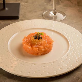 tartare di salmone con salsa allo yuzu e tartufo
