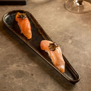 2 nigiri salmone flambé al tartufo