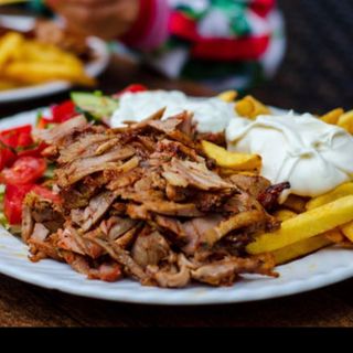 Piatto kebap con verdura alla griglia