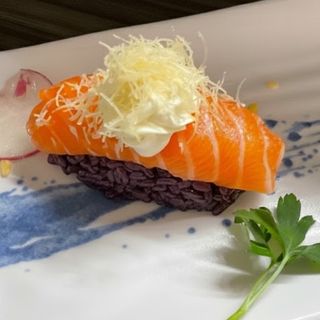 N11. nigiri phila kataifi (riso venere)