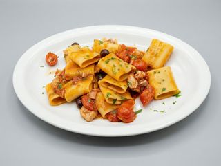 Paccheri tonno rosso, olive e pachino